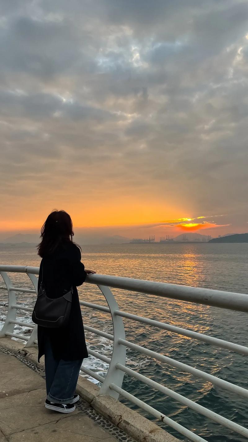 一个人在海边图片