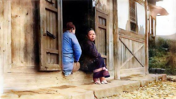 女生坐门槛上暗示什么