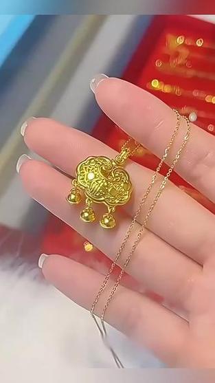 女生带小金锁